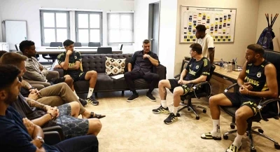 Fenerbahçe’de Başkan Sadettin Saran futbolcularla bir araya geldi
