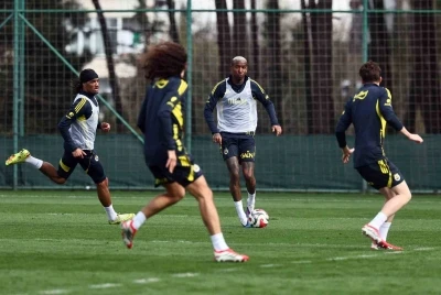 Fenerbah&ccedil;e g&uuml;n&uuml;n ilk antrenmanını yaptı
