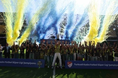 Fenerbah&ccedil;e Kadın Futbol Takımı, şampiyonluk kupasını kaldırdı
