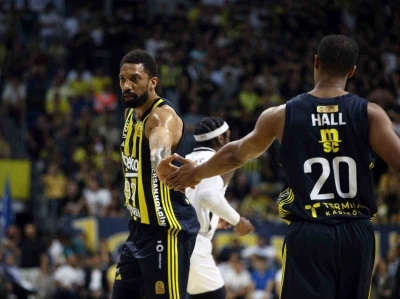 Fenerbahçe, Khem Birch’ün sözleşmesini 1 yıl uzattı
