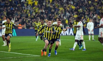 Fenerbah&ccedil;e, lider Galatasaray ile puan farkını 1&rsquo;e indirdi
