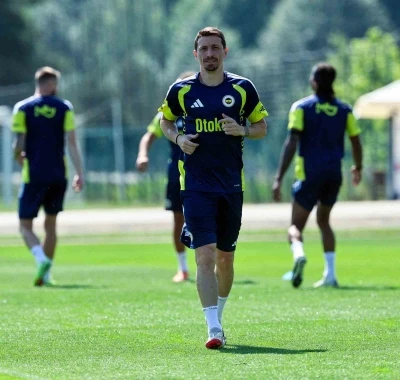Fenerbah&ccedil;e, Mert Hakan Yandaş ile asgari &uuml;cret &uuml;zerinden s&ouml;zleşme imzaladı
