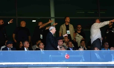 Fenerbah&ccedil;e olağan&uuml;st&uuml; se&ccedil;imli genel kurulunda arbede &ccedil;ıktı
