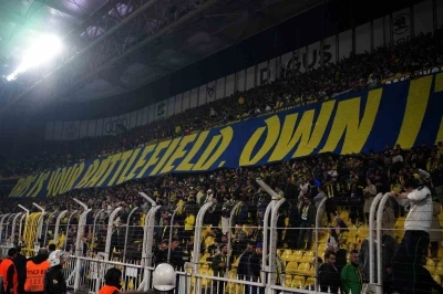 Fenerbahçe taraftarından, oyunculara Galatasaray maçını hatırlatan pankart
