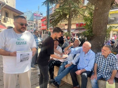 Fenerbahçe taraftarları, Mourinho’nun gidişini çekme helva dağıtarak kutladı
