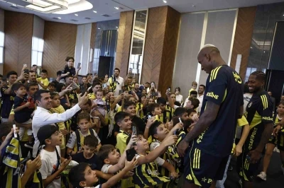Fenerbahçeli futbolcular, Ankara’da çocuklarla buluştu
