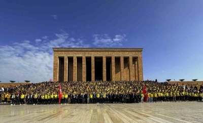 Fenerbahçeli taraftarlar, Anıtkabir’i ziyaret etti
