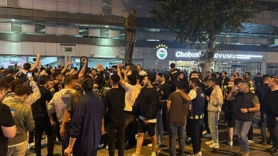 Fenerbahçeli taraftarlar, Sadettin Saran’ın başkan seçilmesini stat önünde kutladı
