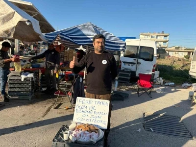 Ferdi Tayfur&rsquo;un &ouml;l&uuml;m yıld&ouml;n&uuml;m&uuml;nde lokum ve bisk&uuml;vi dağıttı
