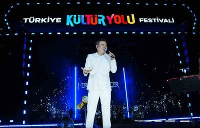 Ferhat G&ouml;&ccedil;er Manisa&rsquo;yı coşturdu
