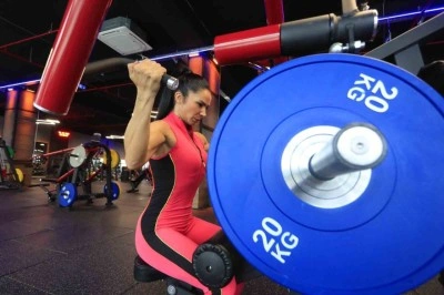 Feryal &ouml;ğretmenin eğitimden d&uuml;nya sahnesine fitness başarısı
