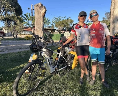 Festival i&ccedil;in 2 bin kilometre pedal &ccedil;evirip Bergama&rsquo;ya geldiler
