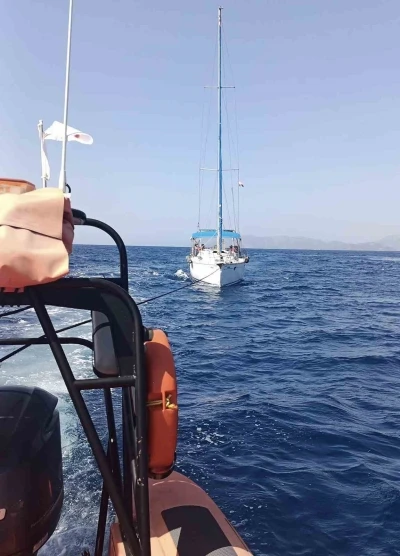 Fethiye açıklarında arızalanan yelkenli tekne kurtarıldı
