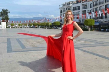 Fethiye&rsquo;de 100 metre uzunluğundaki gelinlik tanıtıldı
