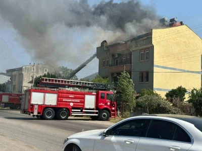 Fethiye’de çatı katı alevlere teslim oldu
