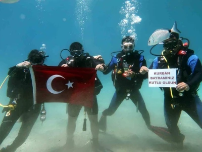 Fethiye&rsquo;de dalgı&ccedil;lardan &rsquo;ıslak&rsquo; bayram kutlaması
