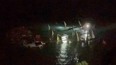 Fethiye&rsquo;de kayalıklara &ccedil;arparak batan teknedeki 6 kişi kurtarıldı, 1 kişi kayıp
