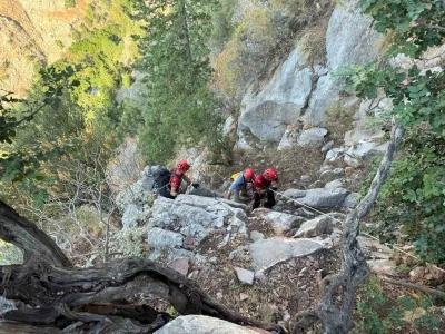 Fethiye’de kayalıklarda mahsur kalan Alman turisti JAK timi kurtardı
