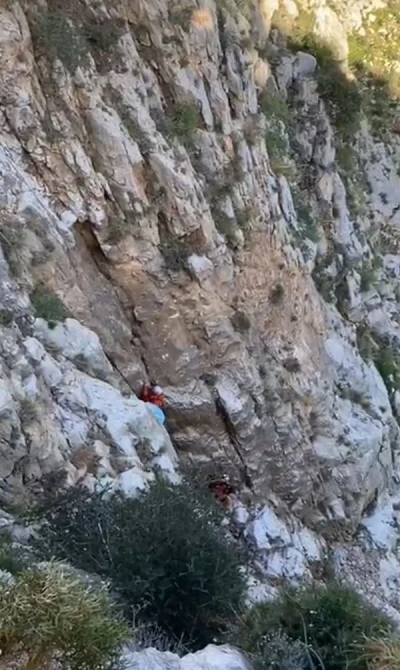 Fethiye&rsquo;de kayalıklarda mahsur kalan ke&ccedil;i kurtarıldı
