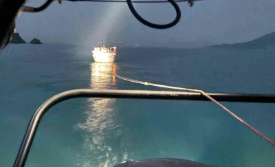 Fethiye&rsquo;de makine arızası nedeniyle s&uuml;r&uuml;klenen tekne kurtarıldı
