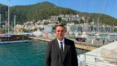 Fethiye&rsquo;de şehit denizciler anısına denize &ccedil;elenk bırakıldı
