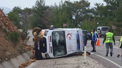 Fethiye-Korkuteli karayolunda ambulans kazası: 1 yaralı
