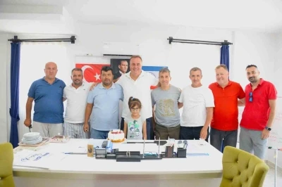 Fethiyespor Teknik direktörü Dinçel’e Çifte Doğum Günü Kutlaması

