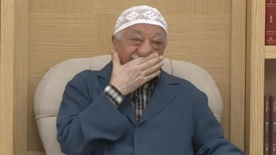 FET&Ouml; darbe girişimi i&ccedil;in 'senaryo' demişti ama FET&Ouml;'c&uuml;ler 'yatakta basıp şafakta
