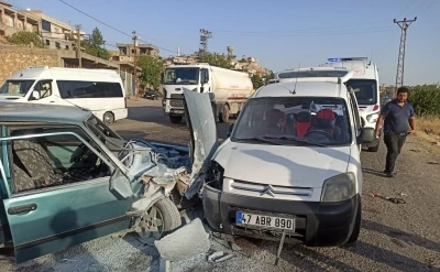 Fiat Tofaş, hafif ticari araçla çarpışarak hurdaya döndü: 3 yaralı
