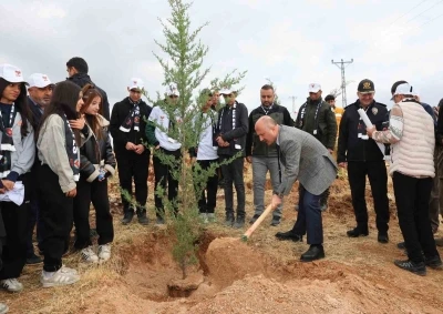 Fidanlar şehitler için toprakla buluştu
