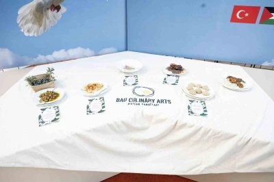 Filistin’le dayanışmada yemekler kırık tabaklarda sergilendi
