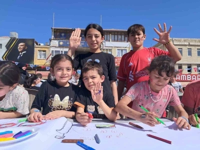 Filistinli çocuklar için resim çizdiler
