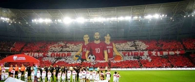 Filistinli çocuklar, milli futbolcularla birlikte seremoniye çıktı

