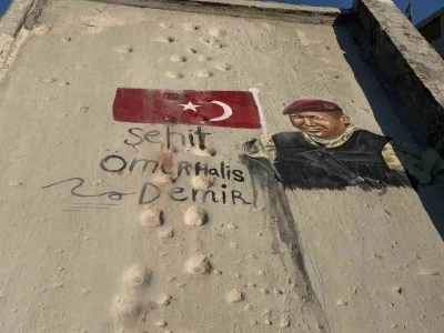 Filistinli sanat&ccedil;ılar, Şehit &Ouml;mer Halisdemir&rsquo;i duvara &ccedil;izdikleri resimle andı

