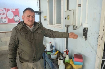 Film sahnelerini aratmayan g&ouml;r&uuml;nt&uuml;: Motosikletle gelen maskeli 2 şahıs pompalı t&uuml;feklerle iş yerini kurşunladı
