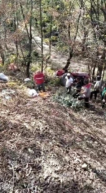 Fındık bahçesinden dönen traktör devrildi, sürücü hayatını kaybetti
