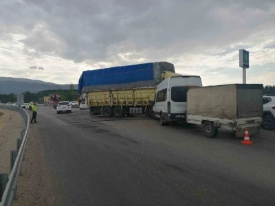 Fındık işçilerini taşıyan minibüs ile kamyon çarpıştı: 8 yaralı
