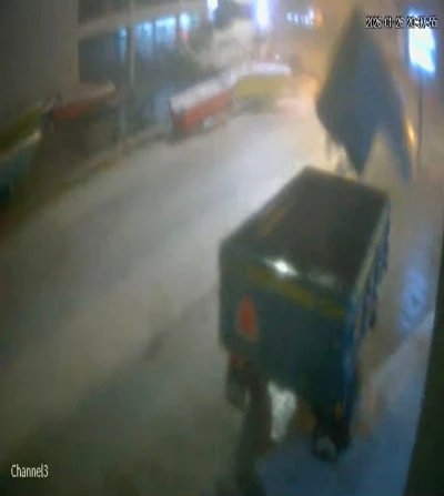 Finike&rsquo;de hortumun r&ouml;morku yerinden oynattığı anlar g&uuml;venlik kamerasında
