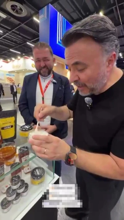 Firari FETÖ’cü, Almanya’da Adana’dan gelen firmanın balını tanıttı
