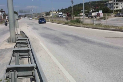 Firari koyun s&uuml;r&uuml;s&uuml; kara yoluna &ccedil;ıkıp, &uuml;st ge&ccedil;idi kullandı
