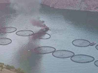 Fırat Nehri&rsquo;nde tekne alev alev yandı
