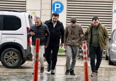 Fır&ccedil;a sapıyla dehşet : Arkadaşlarını ağır yaraladılar, 2 kişi tutuklandı
