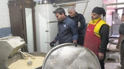 Fırında mide bulandıran g&ouml;r&uuml;nt&uuml;: Tezgahtaki farenin ardından ekiplerden baskın