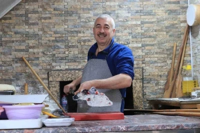 Fırından kalbe sıcak bir yolculuk: Eskişehirli pidecinin 35 yıllık k&ouml;z geleneği
