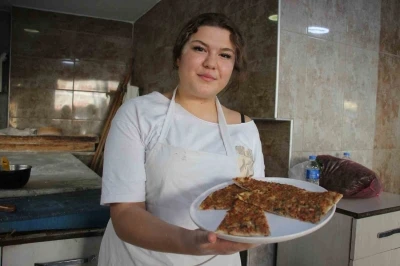 Fırının ateşiyle hayalini yoğuruyor
