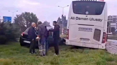 (Firma adı a&ccedil;ık verilmiş Ali Osman Ulusoy) Yolcu otob&uuml;s&uuml; otomobile &ccedil;arptı: 1 yaralı
