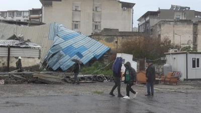 Fırtına direkleri devirdi, 2 ara&ccedil; zarar g&ouml;rd&uuml;
