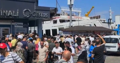 Fırtına gemi seferlerini iptal ettirdi: Tatilciler Erdek’te uzun kuyruklar oluşturdu
