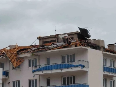 Fırtına il&ccedil;e emniyet amirliğinin &ccedil;atısını u&ccedil;urdu
