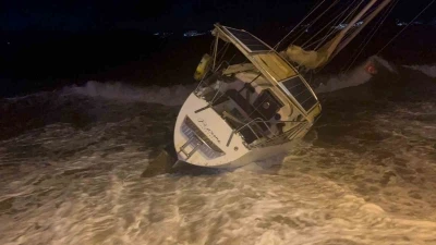 Fırtına milyonluk tekneyi karaya s&uuml;r&uuml;kledi
